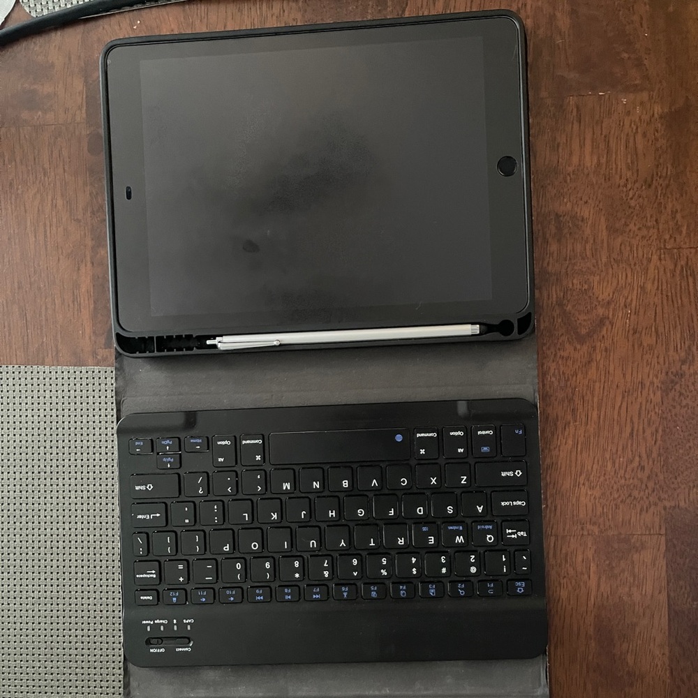 * ALREADY SOLD*Apple IPad Pro (9.7 inches) comes with keyboard and stylus .